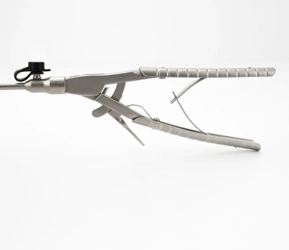 Instrumento Porta Agulhas com empunhadura axial para treino de sutura em simulador de laparoscopia