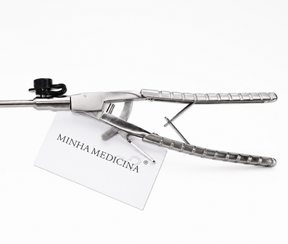 Instrumento Porta Agulhas com empunhadura axial para treino de sutura em simulador de laparoscopia